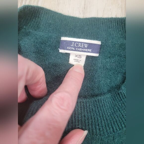 100% CASHMERE MEDIUM WEIGHT SWEATER lightly worn J.Crew w-xs dark green. - Picture 3 of 9